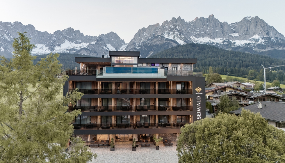 O novo edif�cio do hotel de suites Kaiserjuwel, integrado no resort Seiwald, combina a arquitetura tradicional tirolesa com uma leveza contempor�nea...