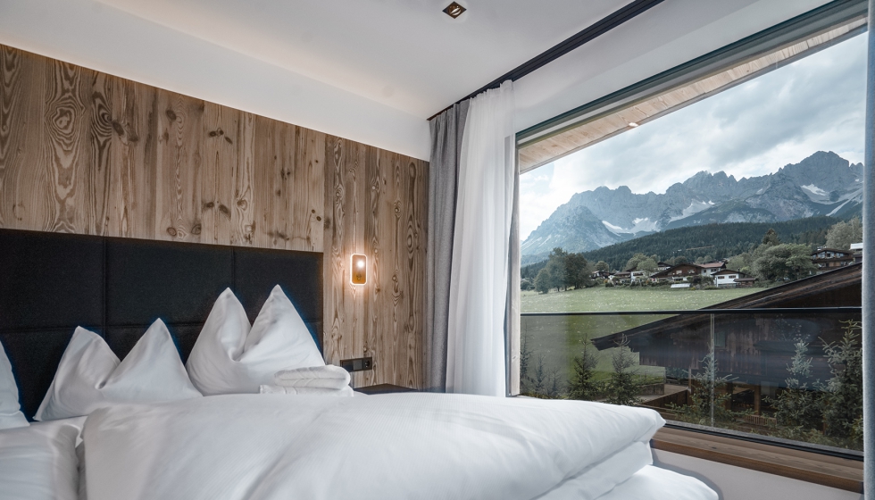 As solu��es de janelas e vidros de elevada qualidade proporcionam luz natural abundante nas suites do Kaiserjuwel e harmonizam-se com o interior...