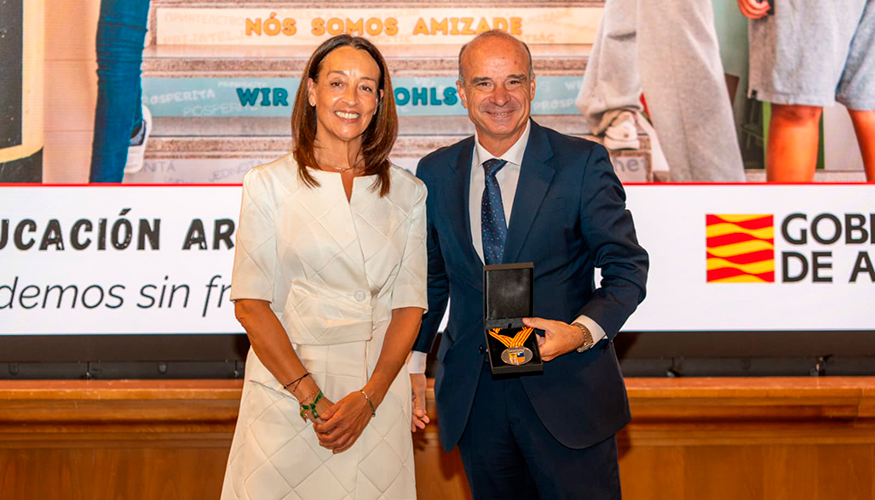 Carmen M.� Sus�n, consejera de Educaci�n, Ciencia y Universidades del Gobierno de Arag�n, y Javier Cendoya, director general del Grupo Edelvives...