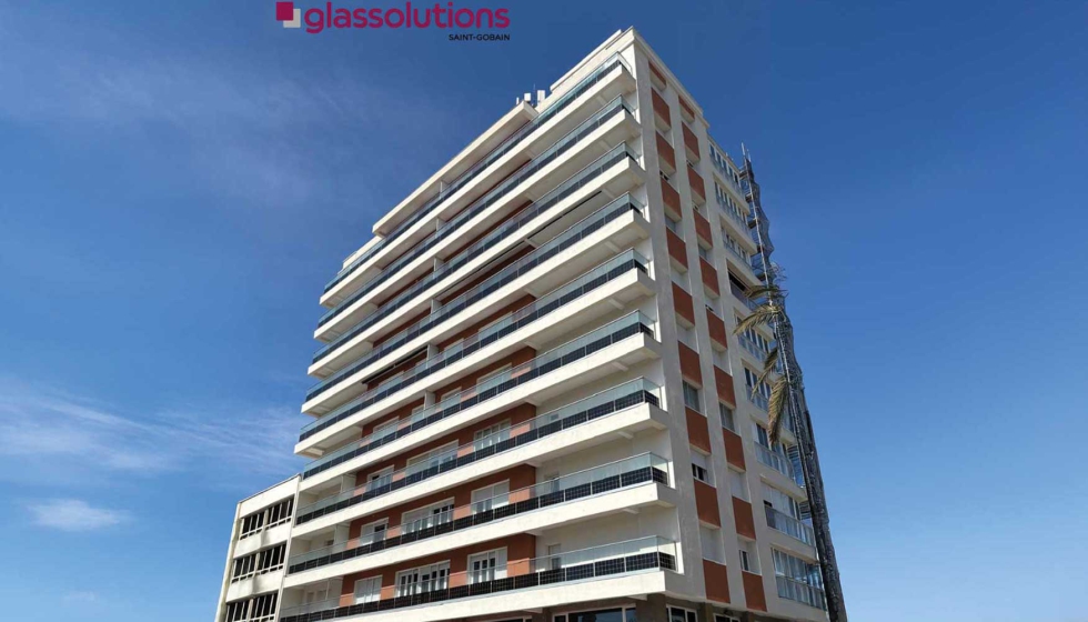 El proyecto de rehabilitaci�n ubicado en la Plaza de la Hispanidad de C�diz se ha desarrollado en un edificio residencial construido en 1966 con la...