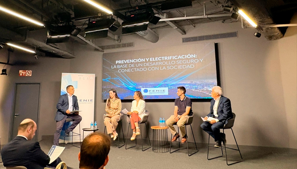 Primera mesa redonda: 'Prevenci�n y electrificaci�n: la base de un desarrollo seguro y conectado con la sociedad'