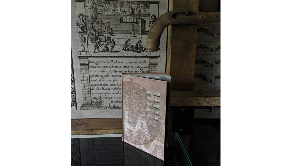 Foto 3. Libro Grabado de Lamot a la venta en el Museo M�quina-Herramienta