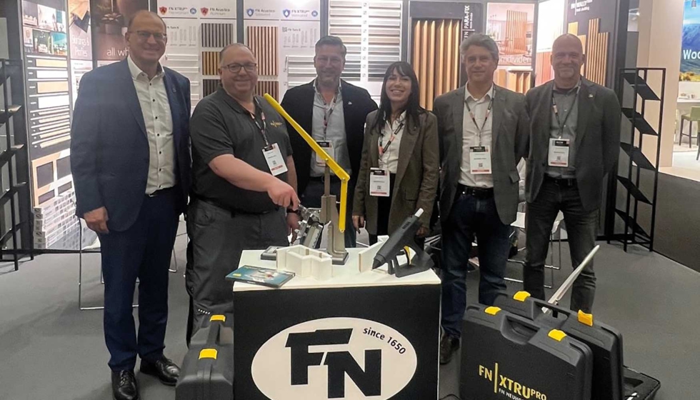 En el stand de FN Neuhofer pudieron verse demostraciones en directo de colocaci�n del nuevo perfil...