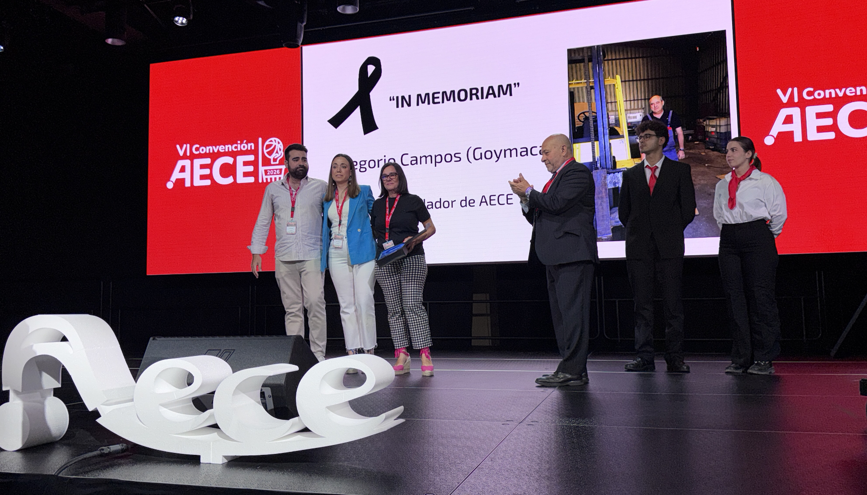 Entrega de placa homenaje a la familia de Gregorio Campos (Goymacar), miembro fundador de AECE en 1999, recientemente fallecido...