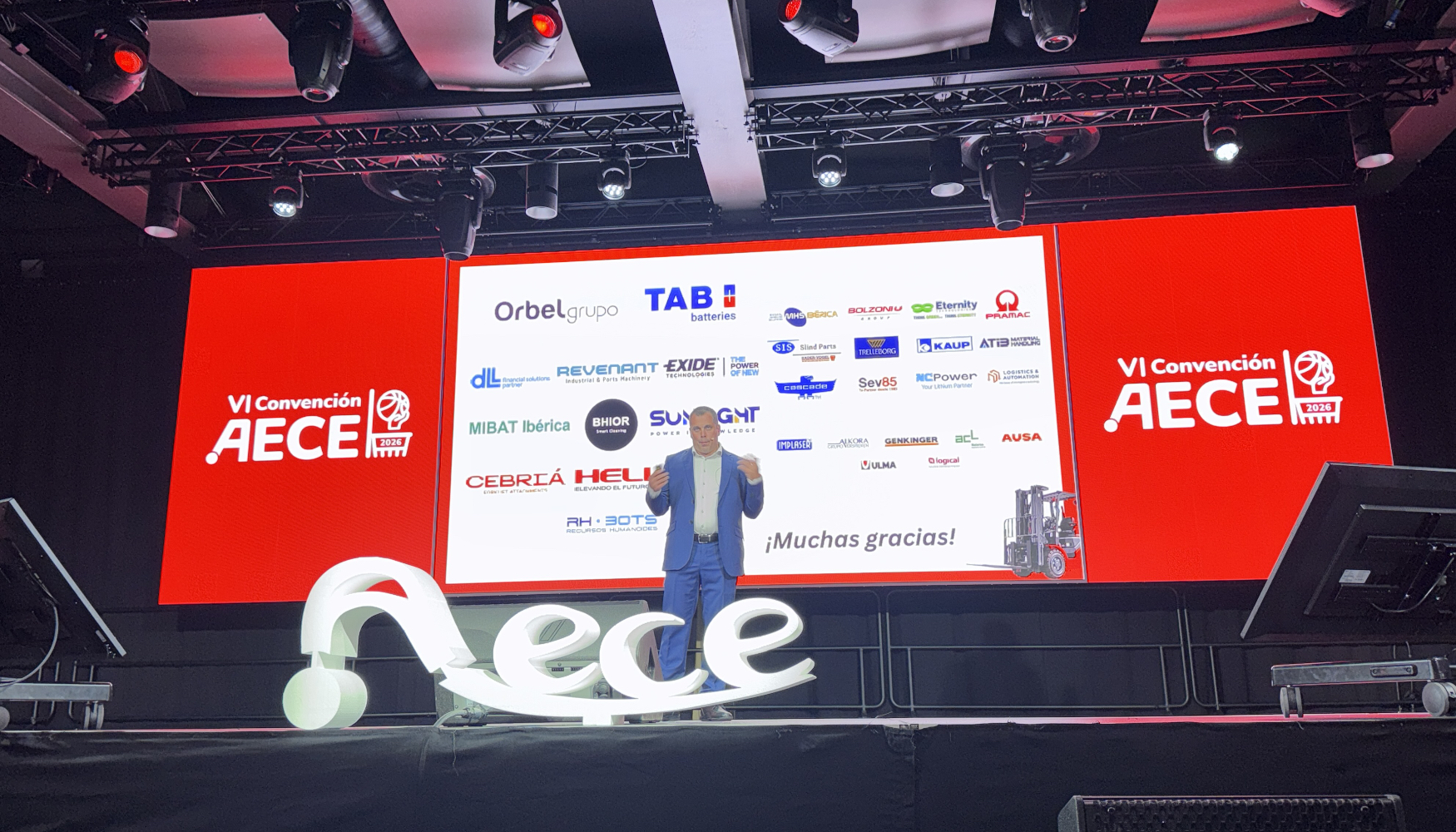 Juan Pablo Viniegra agradeciendo la confianza de los patrocinadores de la VI Convenci�n AECE