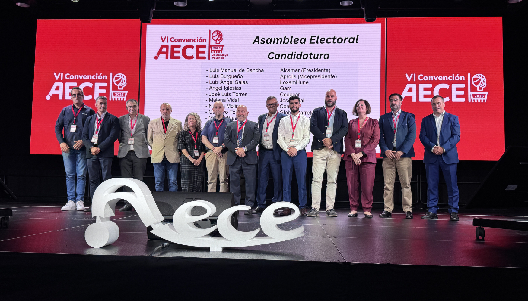 Foto de familia de la renovada Junta Directiva de AECE y Juan Pablo Viniegra