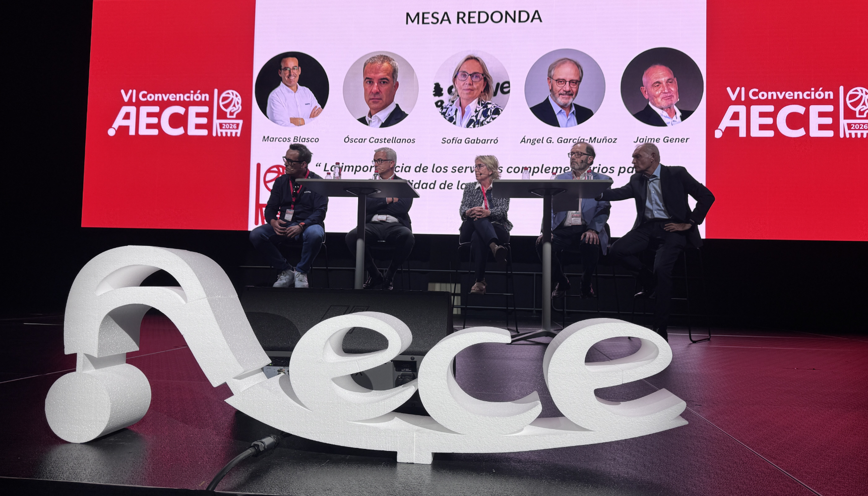 Mesa redonda integrada por Marcos Blasco, de Europea de Carretillas; �scar Castellanos, de SOOS; Sof�a Gabarr�, de Servei; �ngel Garc�a-Mu�oz...
