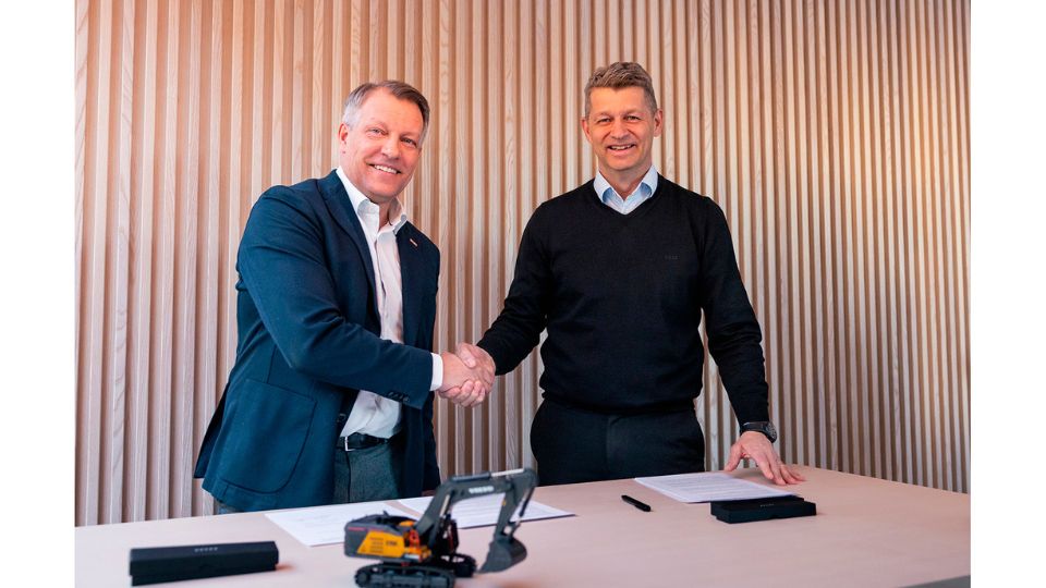 Da esquerda para a direita: Niklas Persson, CEO da Grid Integration da Hitachi Energy, e Melker Jernberg, presidente da Volvo CE...