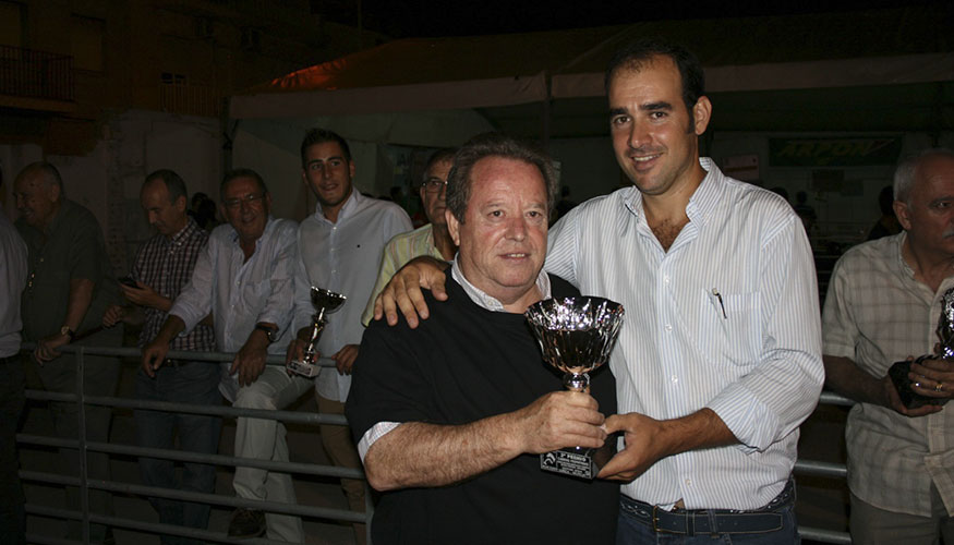 Arturo Barroso Caballero (izquierda) recibe un premio
