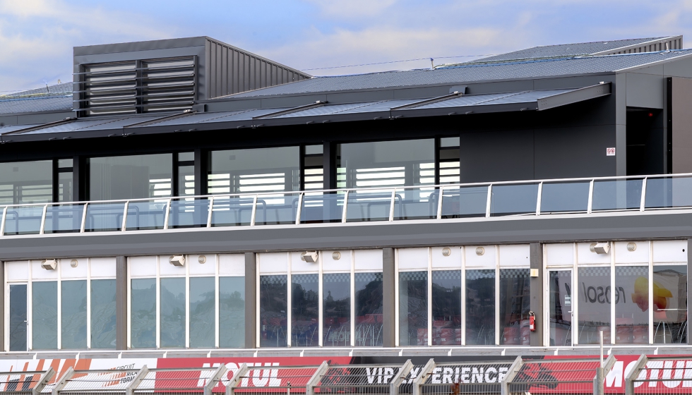 Cubiertas de KE en la terraza VIP de Moto GP del circuito Ricardo Tormo de Valencia