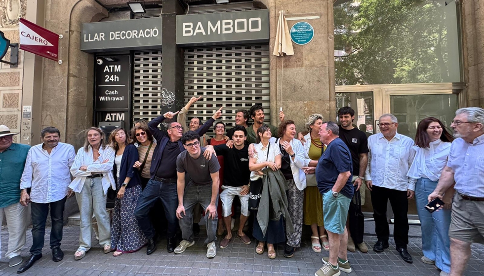 Homenaje a Oriol Bohigas en la esquina de la calle Consell de Cent con Casanova junto con familiares...