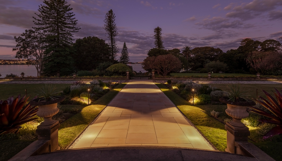 Durante la noche las luminarias proyectan una luz suave que acompa�a el recorrido y resalta los detalles del jard�n