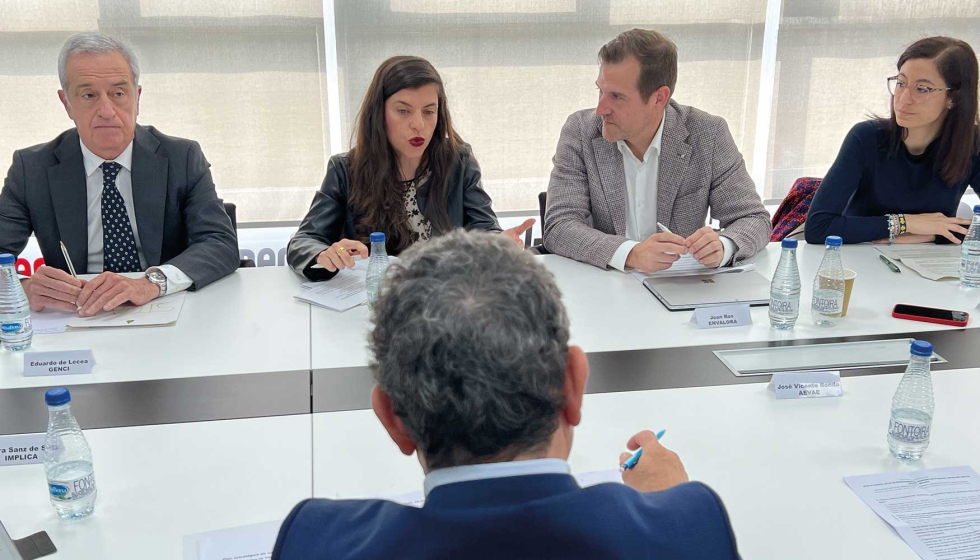 De izquierda a derecha, de frente, Eduaro de Lecea, dir.gral de Genci; PIlar Array�s, dir. gral. de Cart�n Circular; Joan Ros, dir. gral...