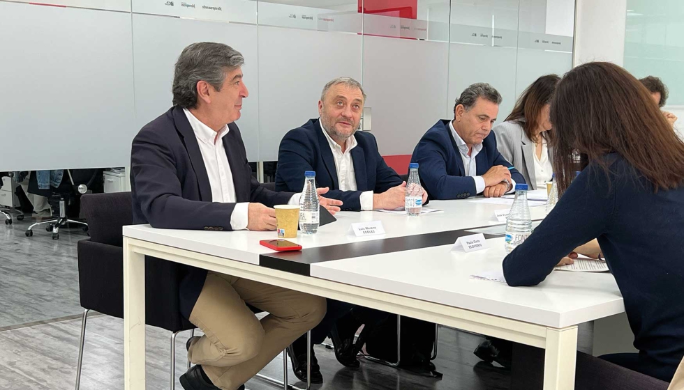 De izquierda a derecha, de frente, el director general de Ecolec, Luis Moreno; su hom�logo en AEVAE, Jos� Vicente Ronda...