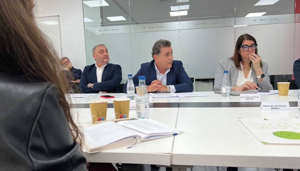 A la derecha, la directora general de IMPLICA, Laura Sanz de Siria