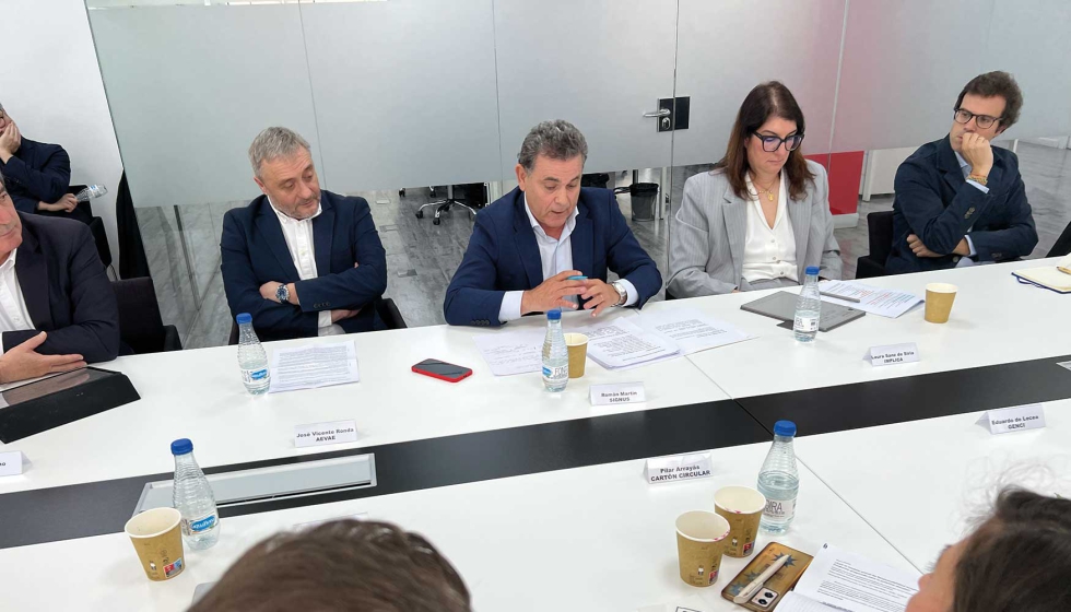 En el extremo derecho de la mesa, el coordinador del Sector Bebidas y L�cteos en Ecoembes, Germ�n Casado