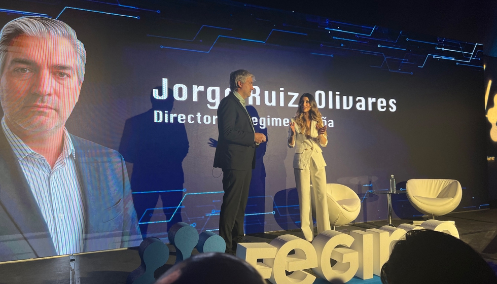 Jorge Ruiz-Olivares y la periodista de La Sexta Noticias y conductora del evento, Sara Mart�n