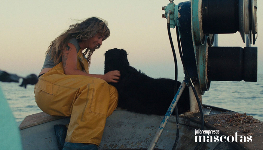 Elena Manera, pescadora artesanal del Port de la Selva, y su perro Kosku, protagonistas de la campa�a...