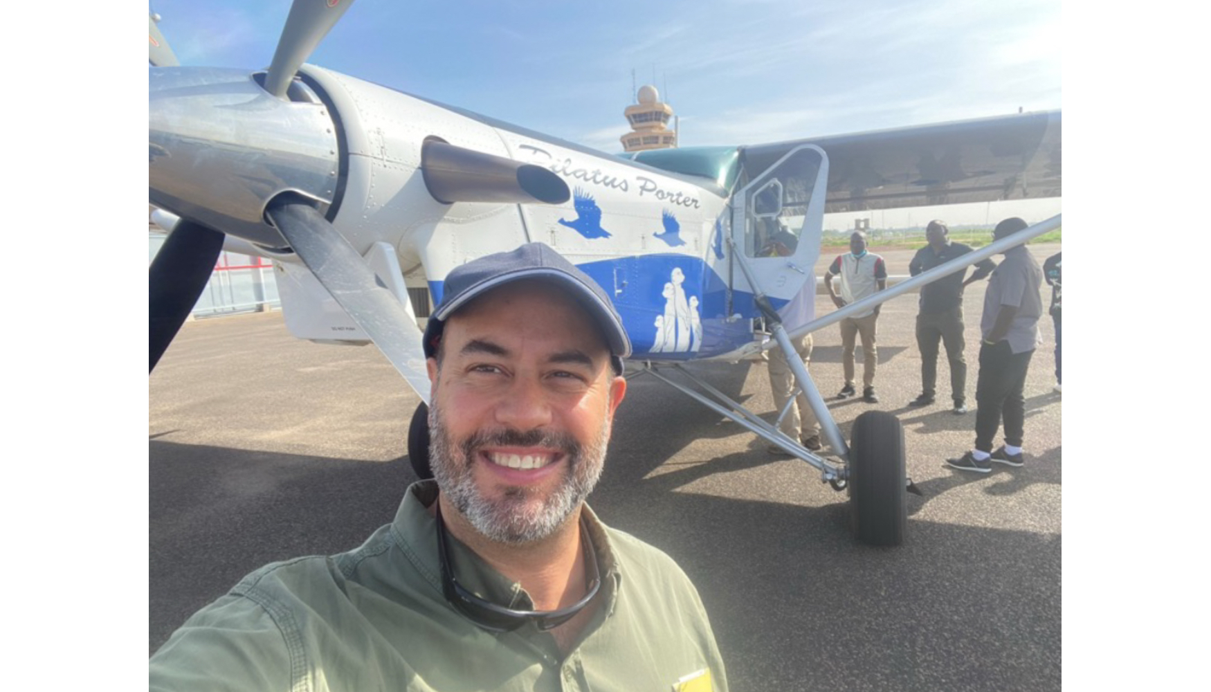 Benjam�n Cebri�n delante de la avioneta de transporte a la mina de Endeavour, en Burkina Faso, para evitar los ataques armados por carretera...