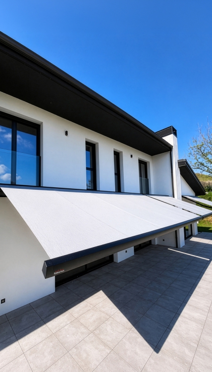 La sombra originada con los tres toldos abiertos ha permitido transformar la terraza en un espacio de uso habitual y en una extensi�n de la vivienda...