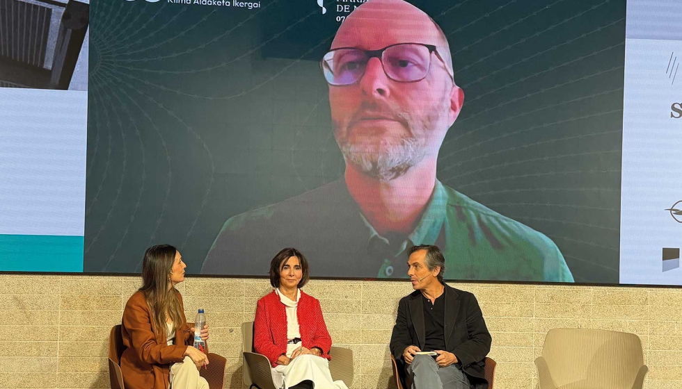 Manuel Franco (en la pantalla), Rita Gasalla e I�aki Alonso, en la mesa redonda 'La fachada adaptativa para un mayor confort y salud'...