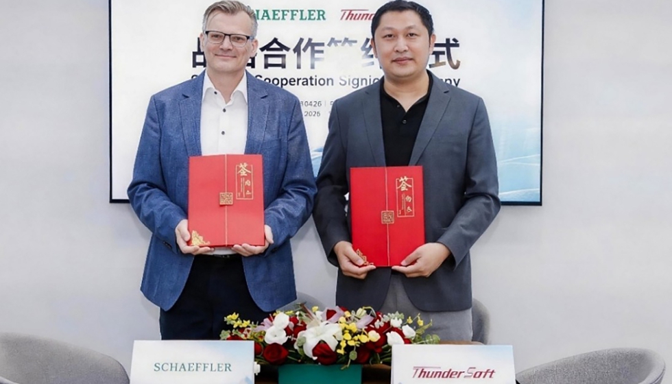 Gerd Winkler (izquierda), responsable de Strategy Software Defined Vehicles, Schaeffler AG, y Xu Dongchao (derecha)...