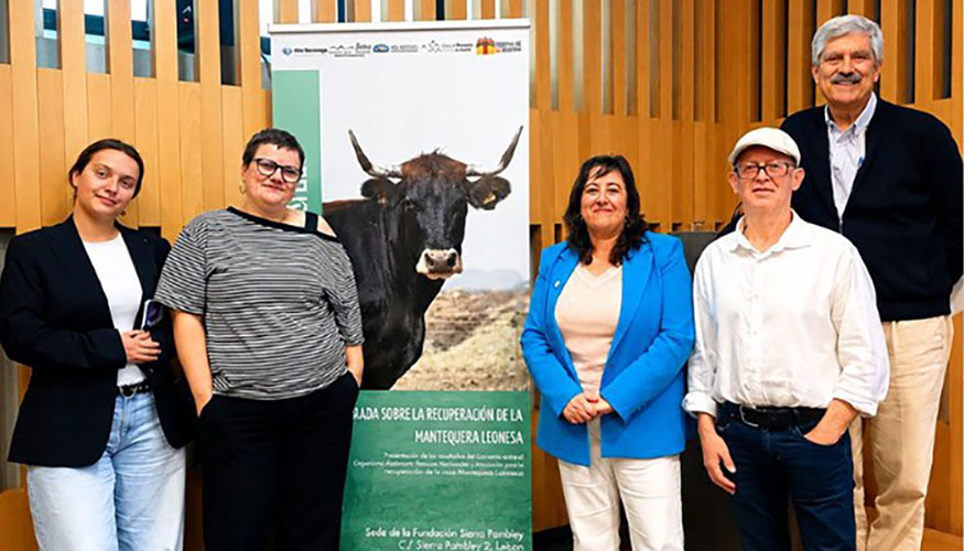 Foto de familia de la reuni�n entre el Organismo Aut�nomo Parques Nacionales y la Asociaci�n para la Recuperaci�n de la Raza Bovina Mantequera...