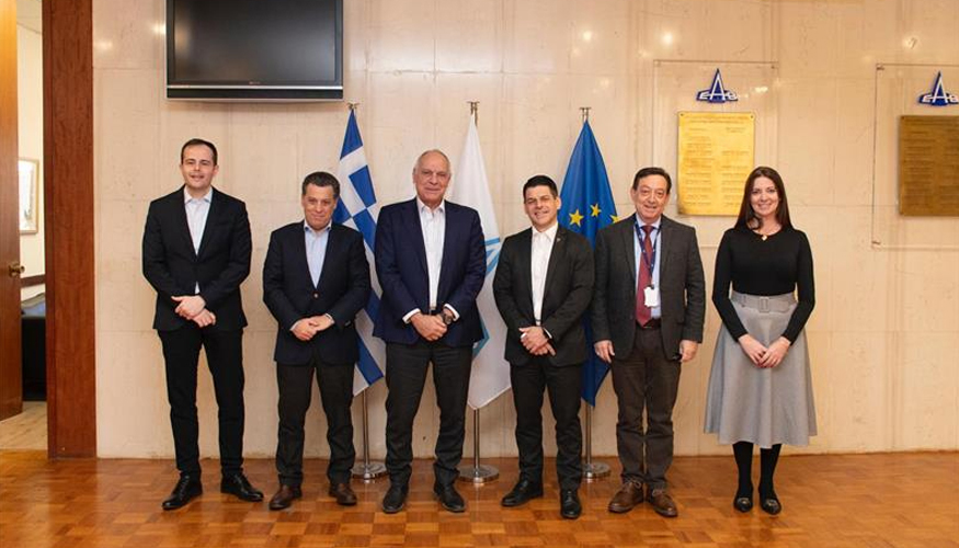 Representantes de Embraer y Hellenic Aerospace Industry durante la firma del memorando de entendimiento para el desarrollo de capacidades de...
