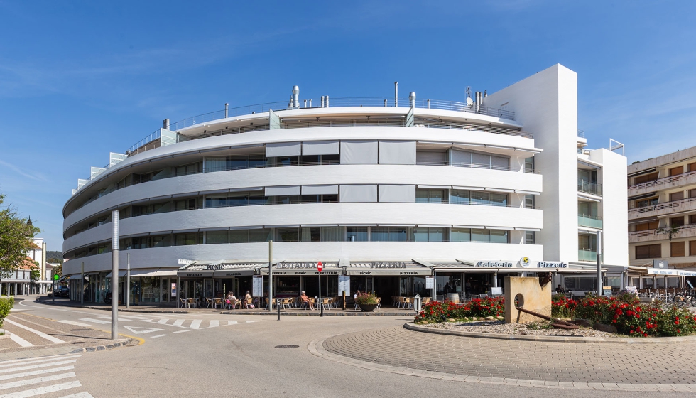 Mallol Solar ha instalado 190 toldos verticales Maxiscreen en la Comunidad �ncora, en Tossa de Mar (Girona)