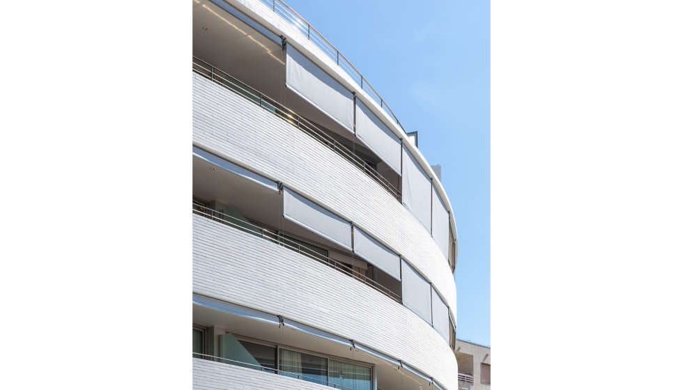 El dise�o de los toldos para este proyecto respeta la morfolog�a del edificio y resiste las condiciones clim�ticas de Tossa de Mar...