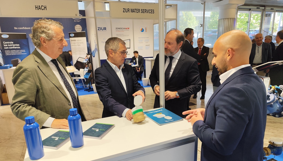 Maza, Mor�n y Gonz�lez visitaron el Sal�n Tecnol�gico del Agua, que cuenta con la participaci�n de 34 empresas