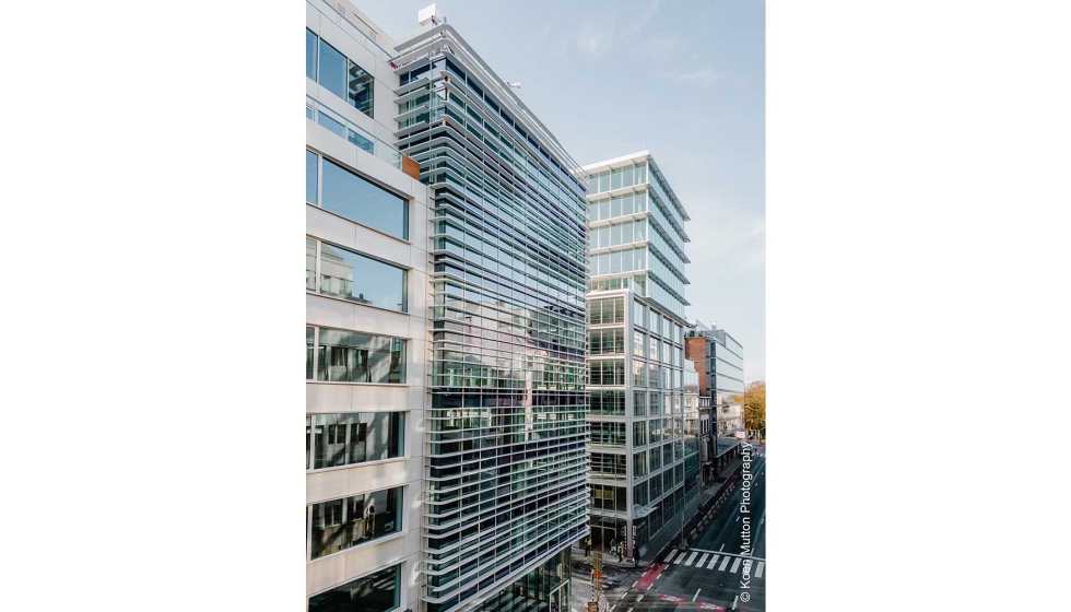 En la rehabilitaci�n de las oficinas Belnine, en Bruselas, se ha empleado vidrio Fineo con el revestimiento Solar Control...