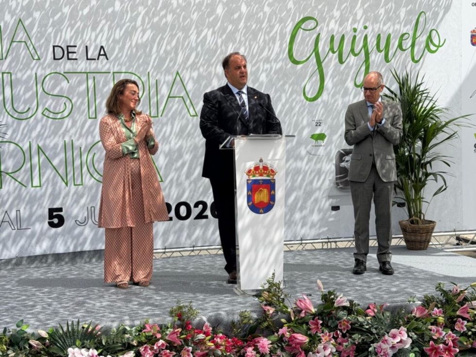 El alcalde de Guijuelo, Roberto Mart�n, en el centro junto a la consejera de Agricultura, Ganader�a y Desarrollo Rural de Castilla y Le�n...