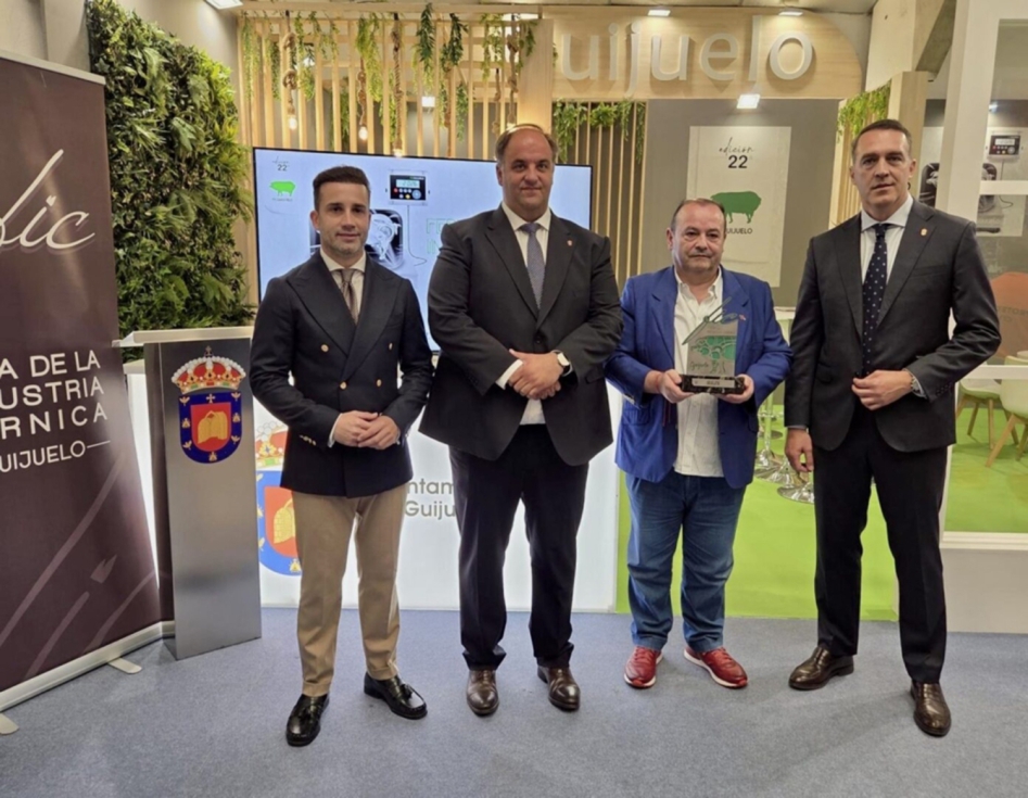 Los directivos de la feria junto al Alcalde de Guijuelo y Jos� G�mez, representante de Joselito