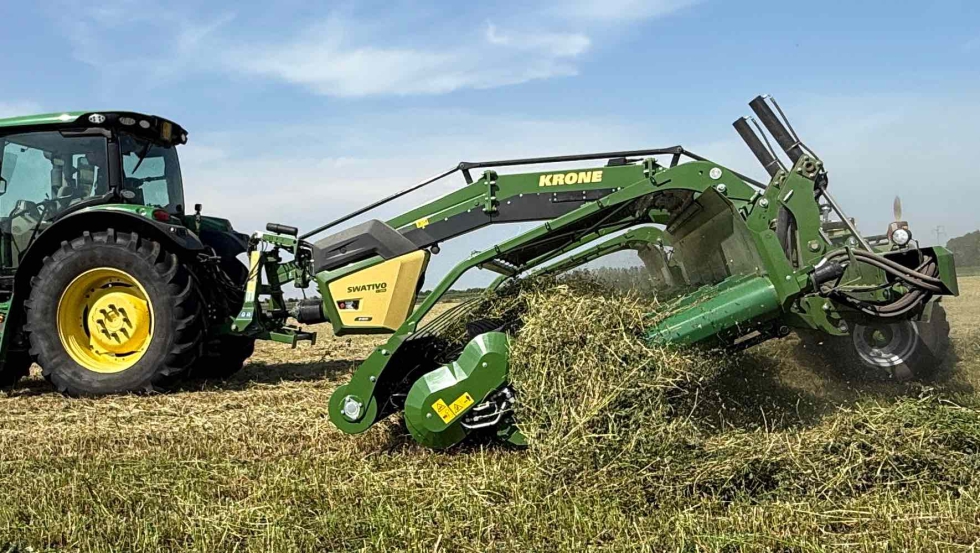 Krone Swativo T 1040 Pro se posiciona como un potente hilerador de cinta destinado a la recolecci�n de forrajes ricos en hoja...