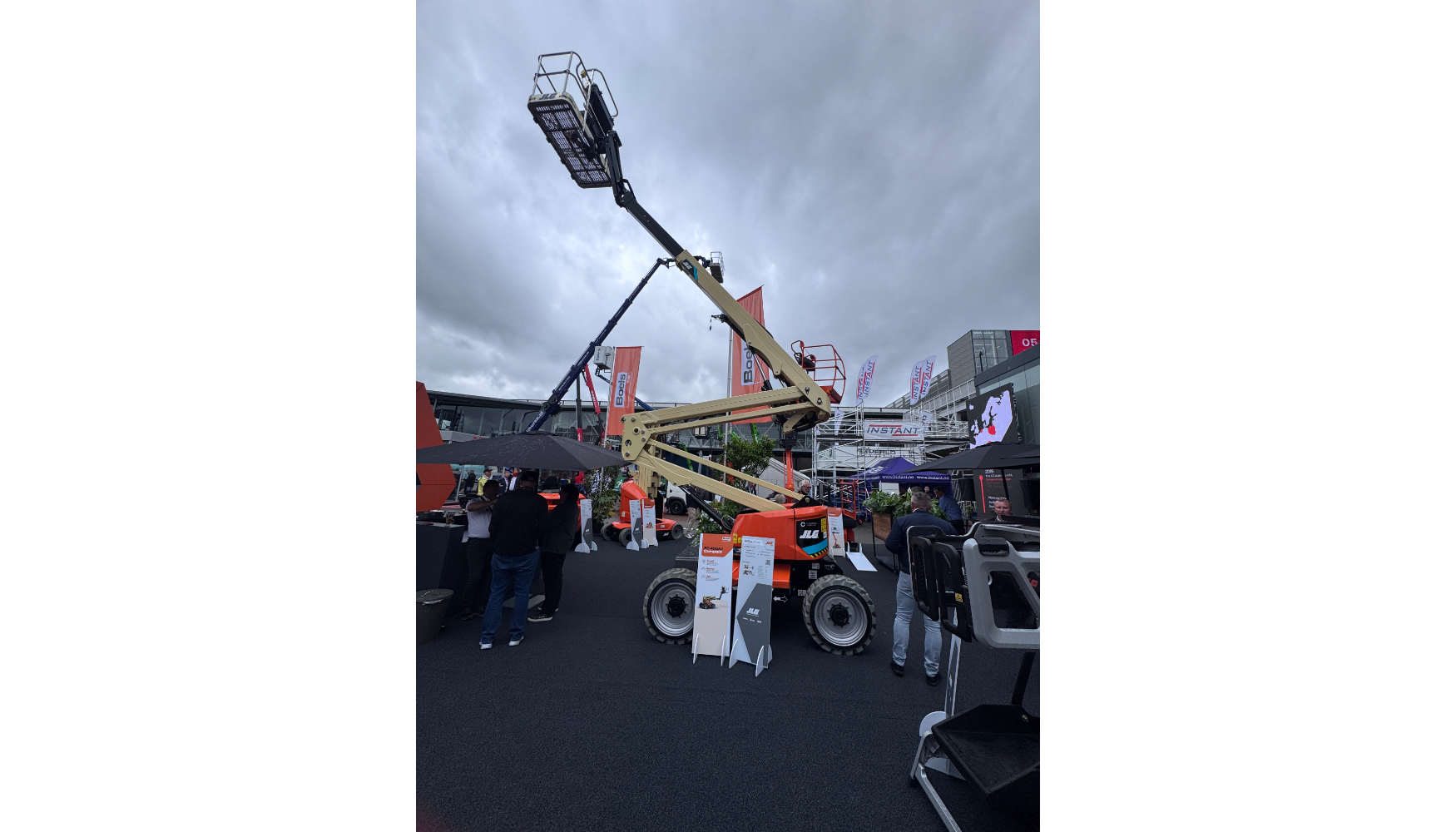 Plataforma elevadora el�ctrica compacta JLG EC450AJ