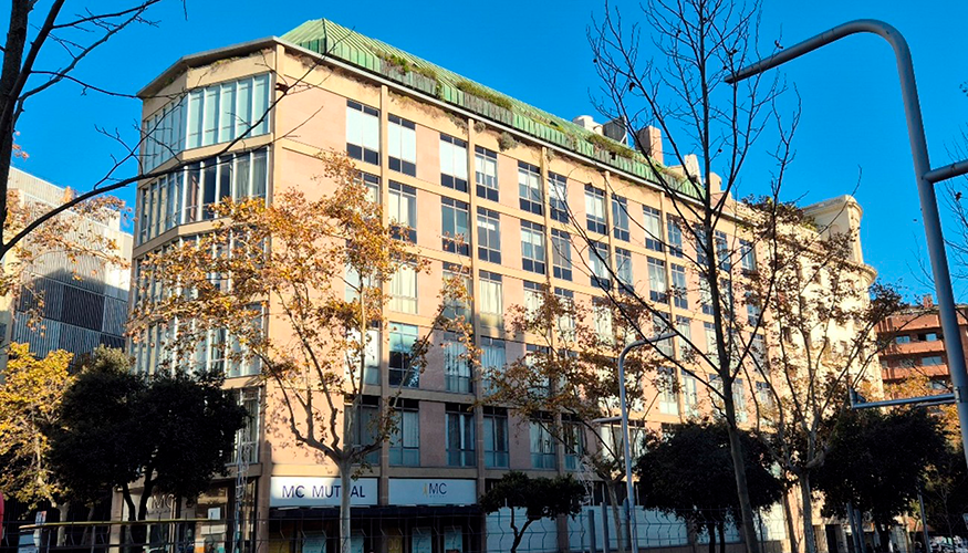 El edificio es una joya del post-racionalismo catal�n catalogado como protegido por su gran valor patrimonial por el Ayuntamiento de Barcelona...