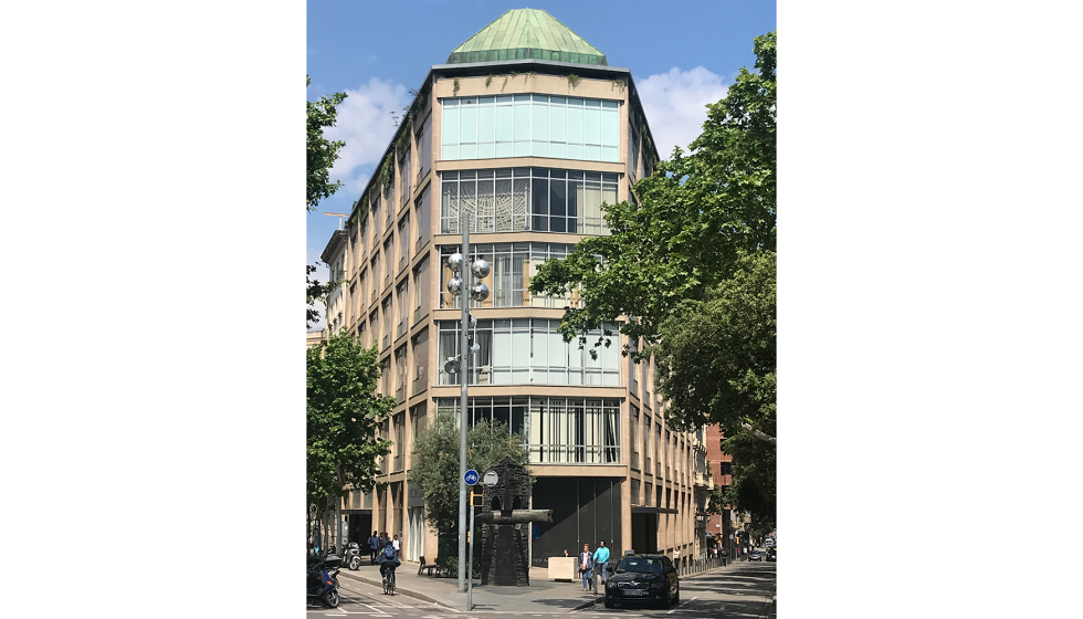 La gran superficie acristalada del edificio oblig� a dise�ar una soluci�n de climatizaci�n capaz de responder con precisi�n a cargas t�rmicas muy...