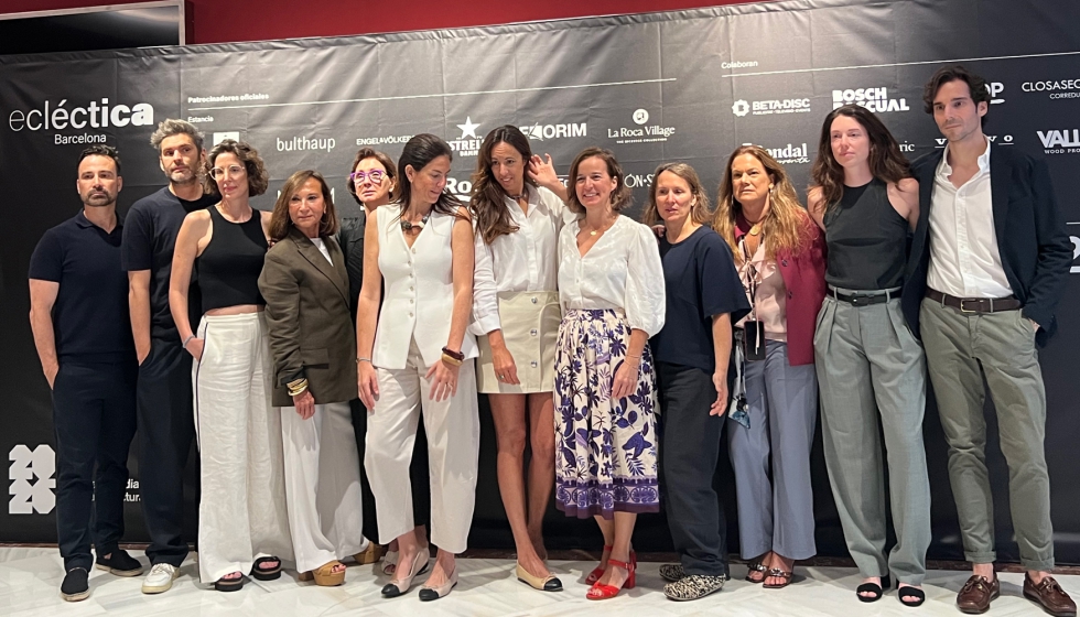 Foto de familia de los responsables de los doce espacios creativos durante la presentaci�n del evento
