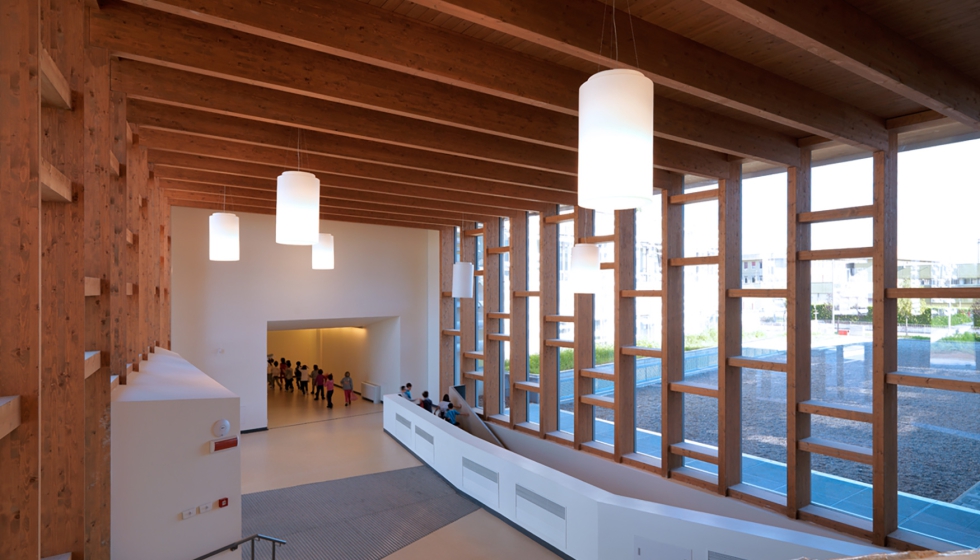 Centro escolar com vidro laminado ac�stico Stratophone da AGC