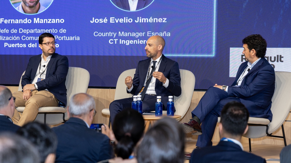 Jos� Evelio Jim�nez (CT Ingenieros), Fernando Manzano (Puertos del Estado) y Enrique Louzao (Orange Empresas) durante la primera mesa redonda...