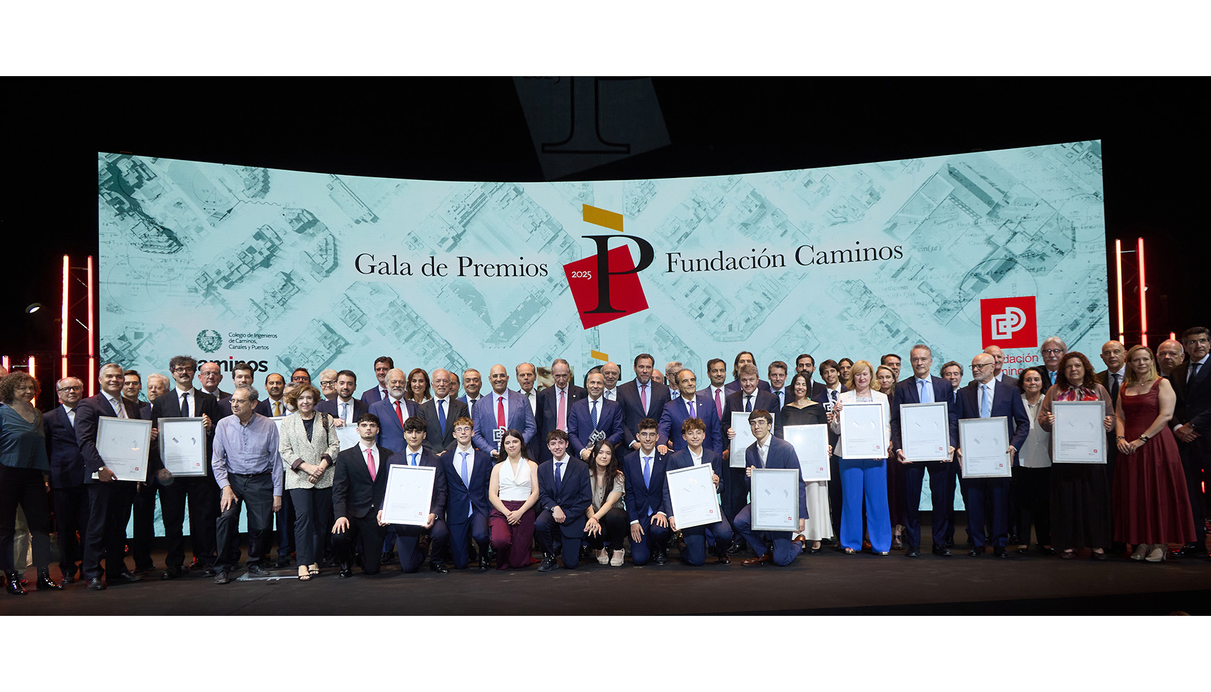 Foto de familia de los galardonados junto a las autoridades