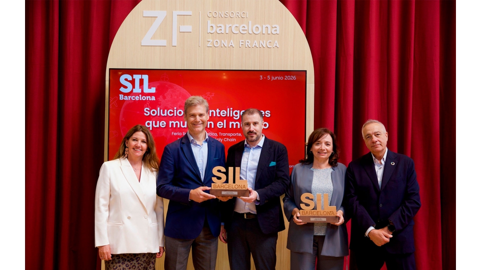 Directivos del Consorci de la Zona Franca de Barcelona junto con los premiados