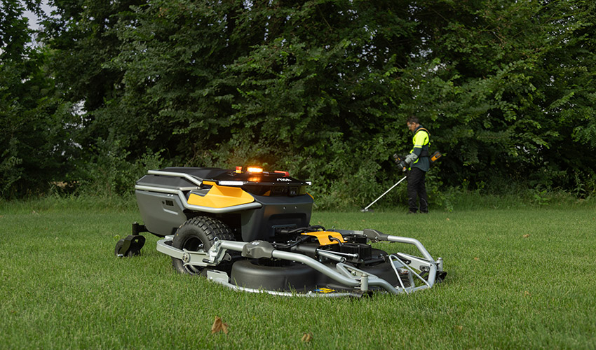 El nuevo robot cortac�sped APX Pro de STIGA, dise�ado para el mantenimiento profesional de grandes superficies verdes...
