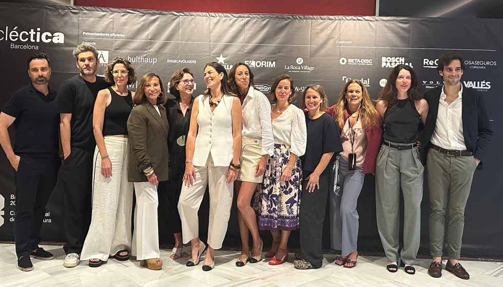Foto de familia de organizadores, arquitectos e interioristas durante la inauguraci�n de Ecl�ctica Barcelona en C�rculo Ecuestre...