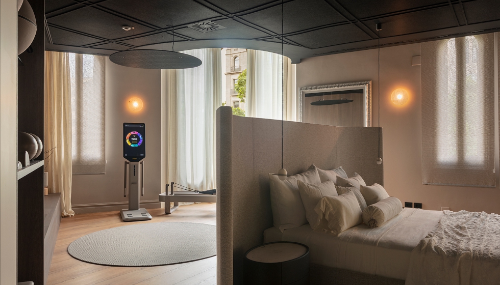 Este dormitorio con gimnasio est� dise�ado para activar los sentidos. Foto: Meritxell Arjalaguer