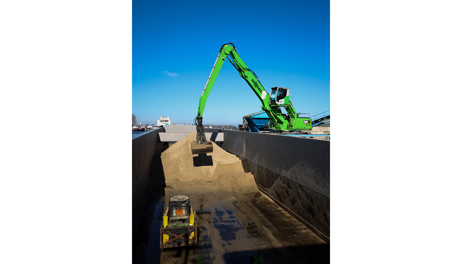 Con un alcance de 17 metros, la 830 G Hybrid puede acceder f�cilmente al material situado en el fondo de la bodega de los barcos...