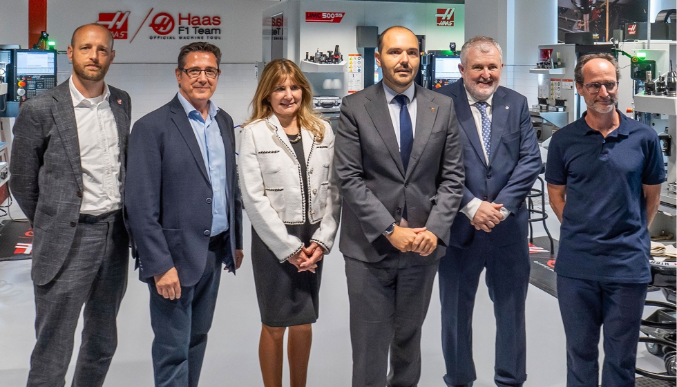 Autoridades y representantes institucionales durante el acto inaugural del INNOHUB IQS
