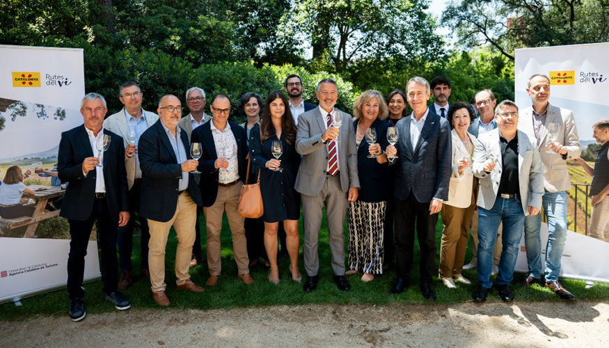 Foto de familia con el conseller de Empresa y Trabajo, la directora general de Turismo, la directora de la Agencia Catalana de Turismo...