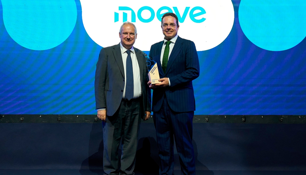 Jordi Hereu, ministro de Industria y Turismo, entrega el galard�n a �lvaro Llanos, director del Negocio de Intermedios del �rea qu�mica de Moeve...